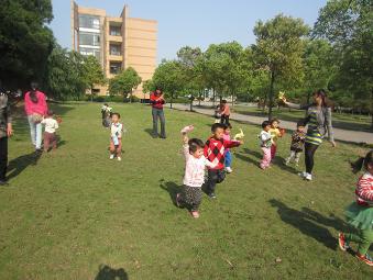 你知道吗？春风来了。举起你的小风车，它在吹动你的风车旋转。