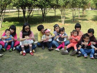 让我们跟着爸爸妈妈一起来做个旋转的风车吧！