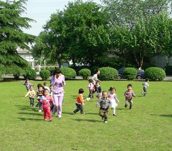 春天的小草真好吃！真甜啊！可惜来了只大灰狼！小羊们，快跑啊！