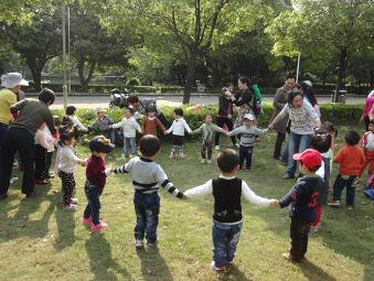 春天的阳光洒在我们的身上，让我们手拉手，一起做游戏吧！