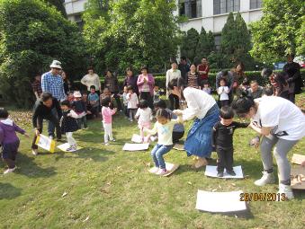妈妈快来帮我一把呀！我们铺桥过河，去看看对岸别样的春色啦！ 